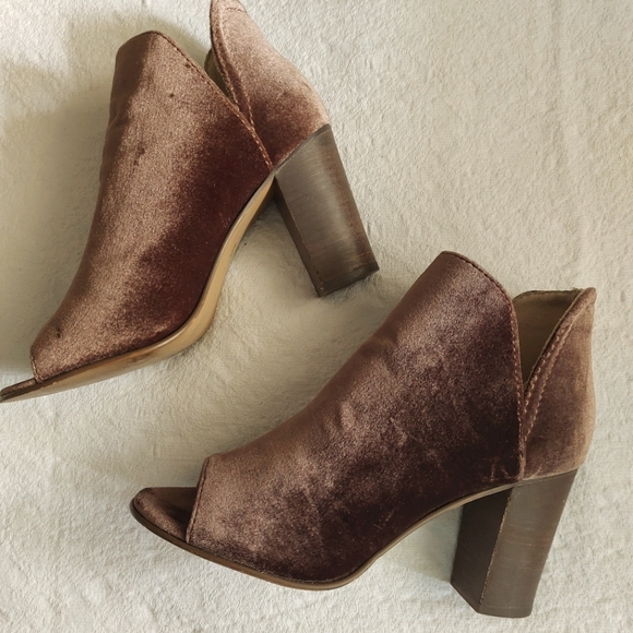 STEVE MADDEN KAITT  BROWN VELVET BOOTIES - Picture 1 of 10